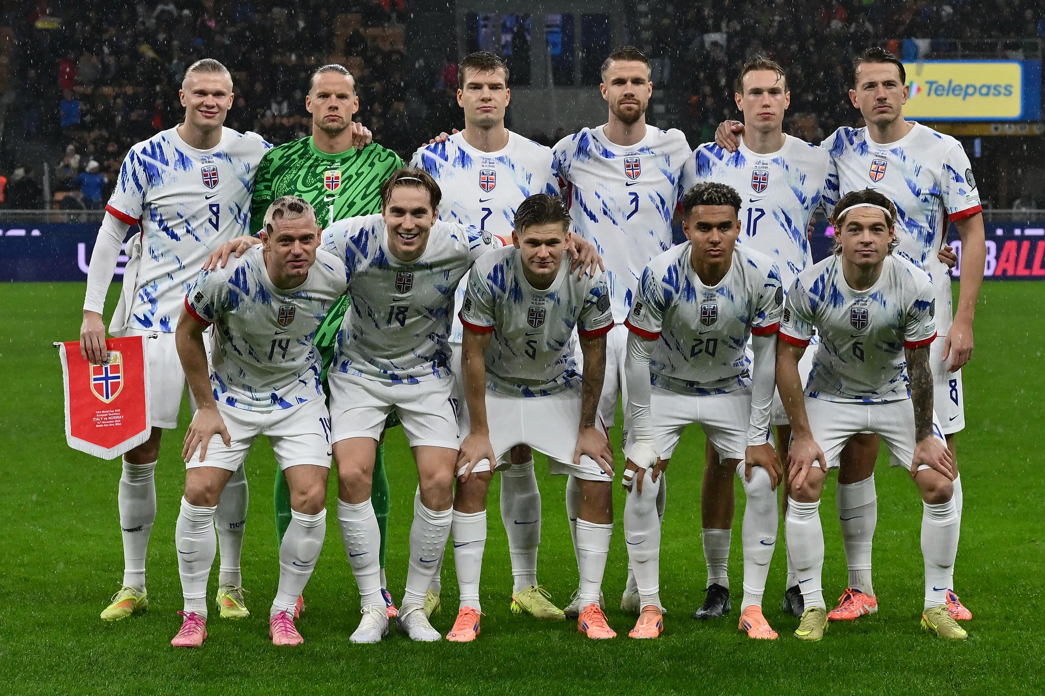 2025 年 11 月 16 日，在意大利米兰圣西罗体育场举行的 FIFA 2026 年世界杯预选赛第 10 轮意大利队与挪威队之间的比赛中，挪威球员合影留念。（摄影：Domenico）