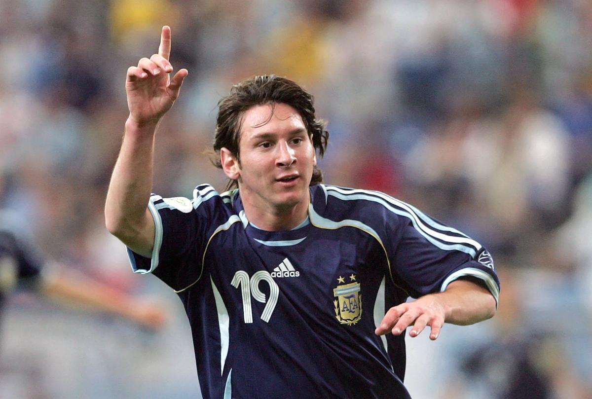 2006 年世界杯 C 组阿根廷对阵塞尔维亚黑山 6 月，在德国盖尔森基兴举行的 2006 年世界杯 C 组阿根廷对阵塞尔维亚黑山的比赛中，阿根廷队的莱昂内尔·梅西庆祝进球