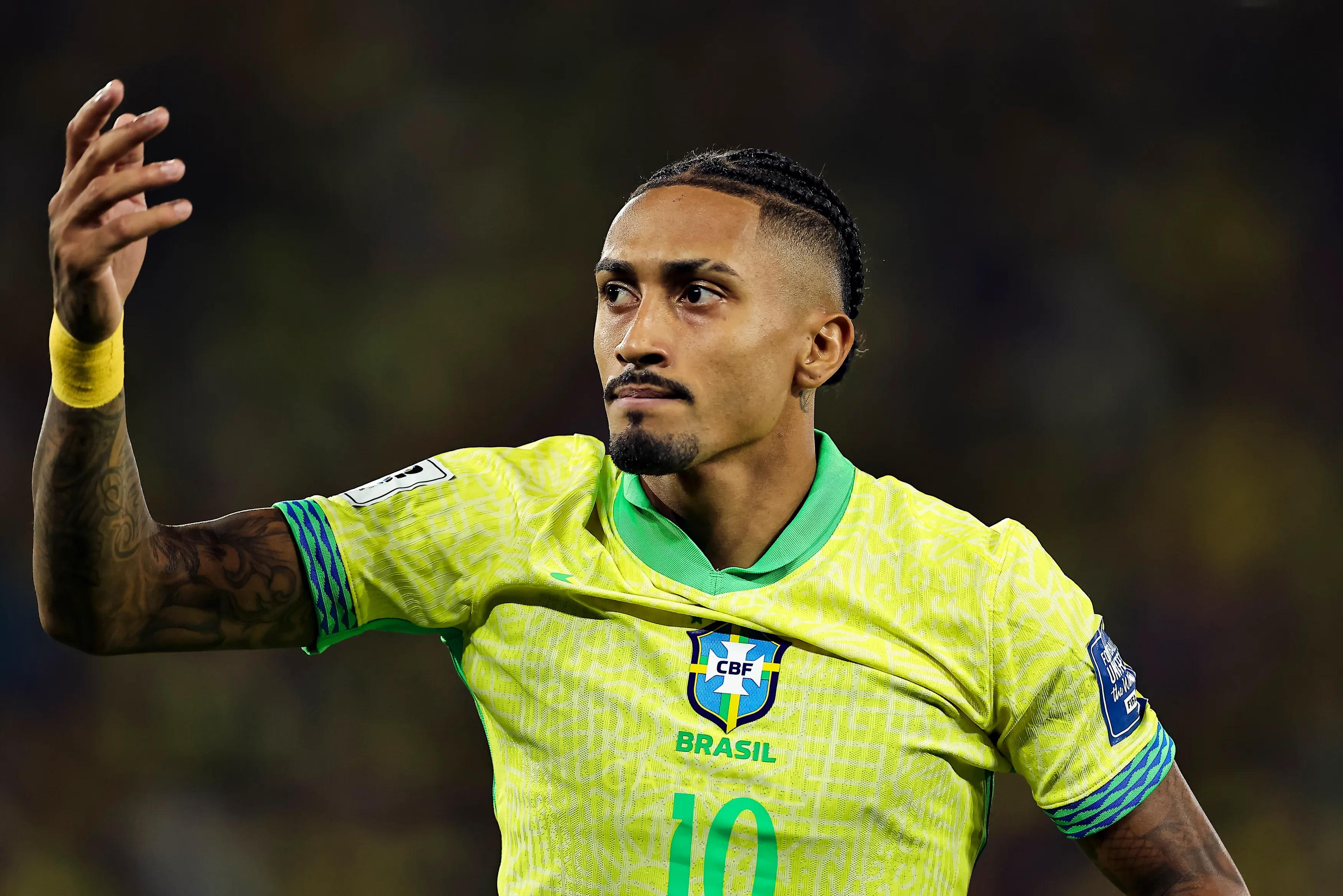巴西里约热内卢 - 9 月 4 日：2025 年 9 月 4 日在马拉卡纳体育场举行的 2026 年 FIFA 世界杯南美区预选赛中，巴西队的拉芬哈·迪亚斯 (Raphinha Dias) 做出手势