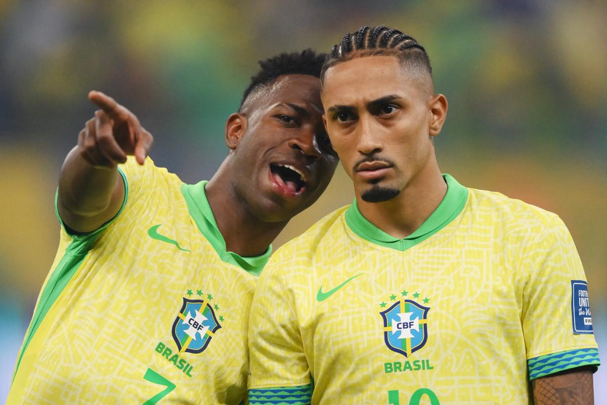 巴西萨尔瓦多 - 11 月 19 日：巴西球员维尼修斯和拉菲尼亚在 2026 年 FIFA 世界杯南美预选赛巴西队和乌拉圭队在丰特诺体育场举行的比赛前排队时交谈